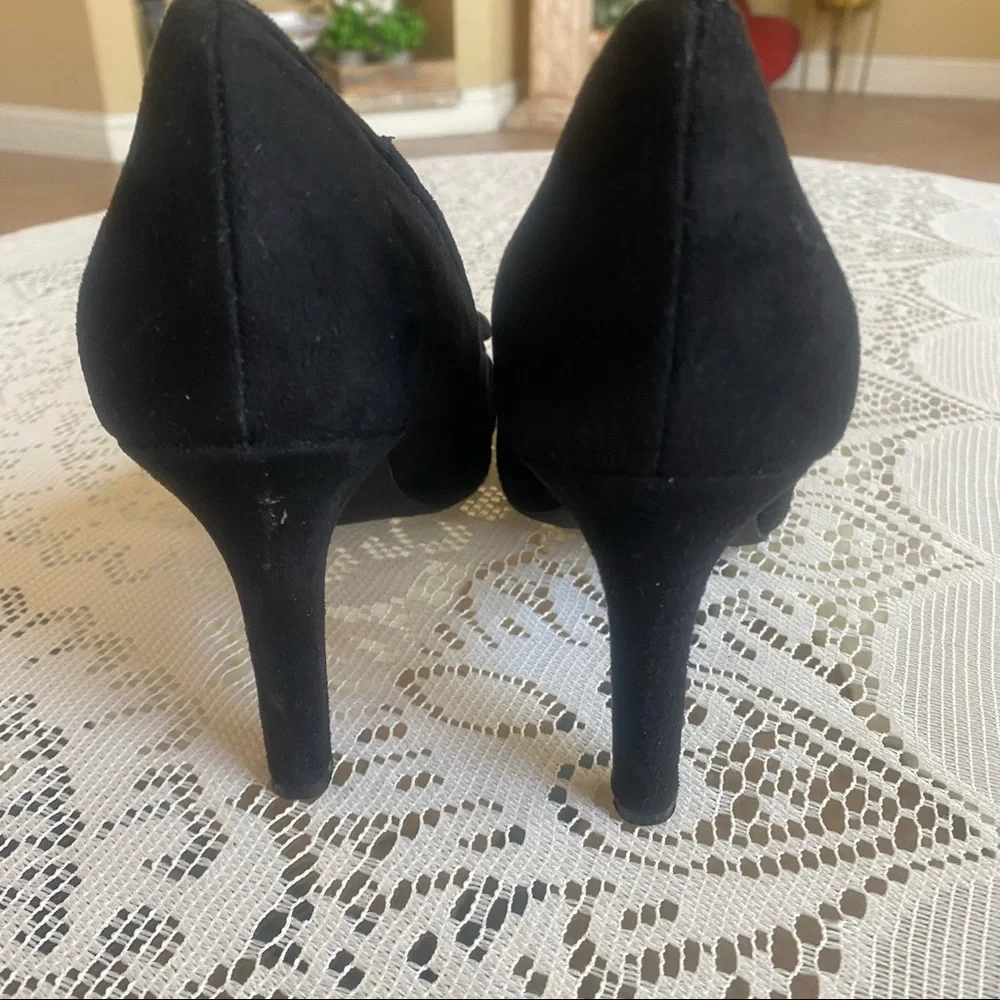 Rialto suede like heels with bow EUC